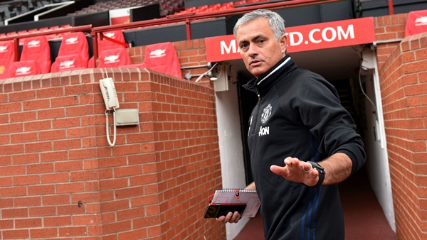 jose mourinho - manchester united soyunma odası çıkışında